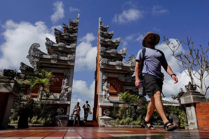 Du khách nước ngoài tại sân bay quốc tế Gusti Ngurah Rai, Bali, Indonesia ngày 2/9 (Ảnh: Reuters)