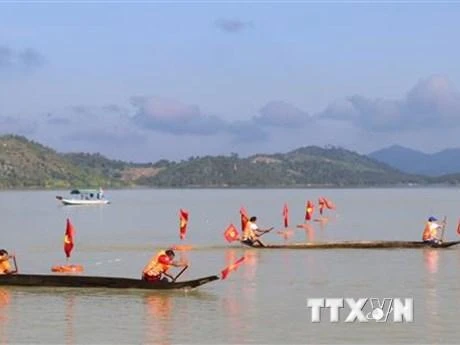 Các đội thi tranh tài trong những nội dung đua thuyền độc mộc. (Ảnh: TTXVN)