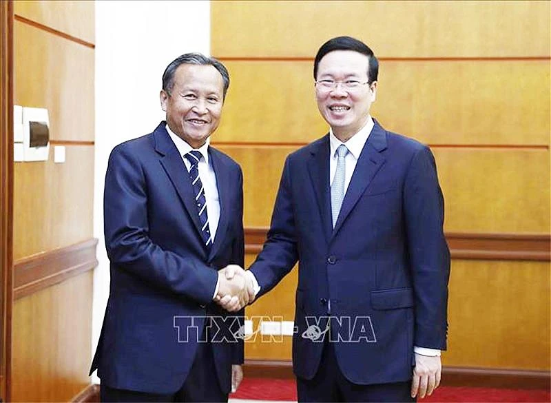 Đồng chí Võ Văn Thưởng và đồng chí Phouvong Ounkhamxeng. (Ảnh: TTXVN) 