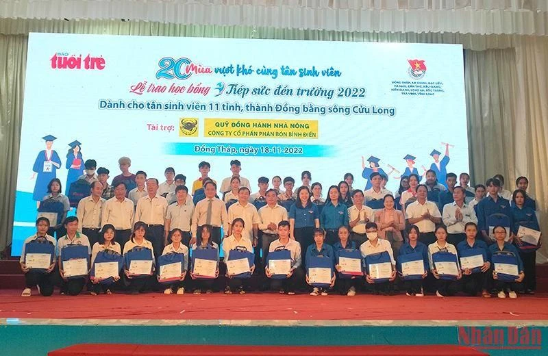 Trao học bổng "Tiếp sức đến trường" 2022 cho 95 tân sinh viên có hoàn cảnh khó khăn.