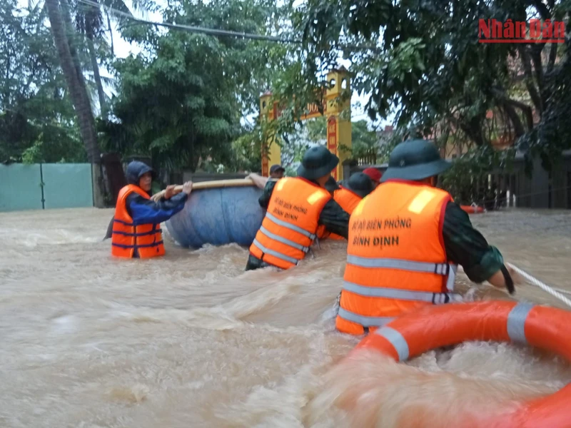 Lực lượng chức năng nhanh chóng triển khai phương án giúp người dân di chuyển tài sản, phương tiện, bảo đảm an toàn tính mạng.