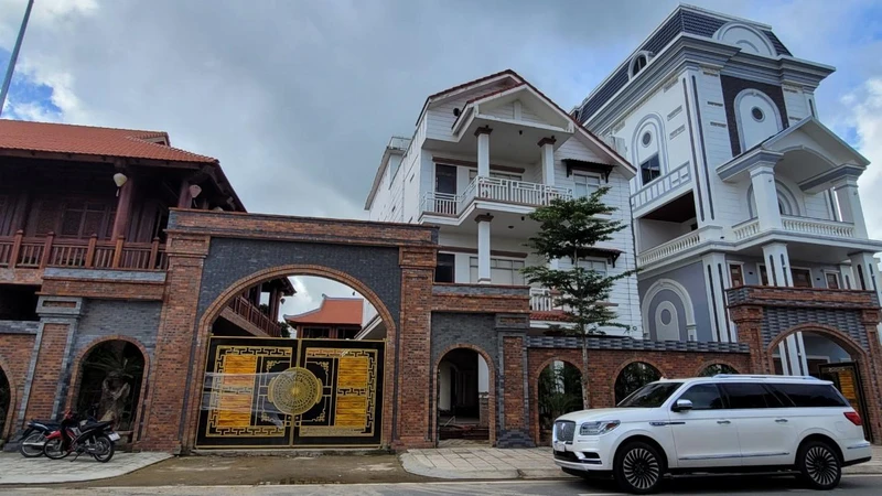 Mặt tiền biệt phủ của ông Nguyễn Hồng Sơn nằm trên đường Triệu Quang Phục, phường Chánh Lộ, thành phố Quảng Ngãi. (Ảnh: TV)