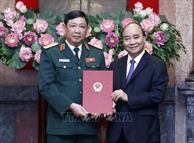 Chủ tịch nước Nguyễn Xuân Phúc, Thống lĩnh các lực lượng vũ trang nhân dân, Chủ tịch Hội đồng Quốc phòng và An ninh trao Quyết định thăng quân hàm từ Trung tướng lên Thượng tướng đối với đồng chí Huỳnh Chiến Thắng, Uỷ viên Trung ưởng Đảng, Phó Tổng Tham mưu trưởng Quân đội nhân dân Việt Nam. (Ảnh: TTXVN)