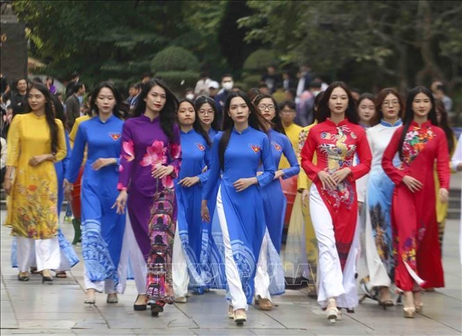 Các sinh viên tham gia đồng diễn áo dài. 