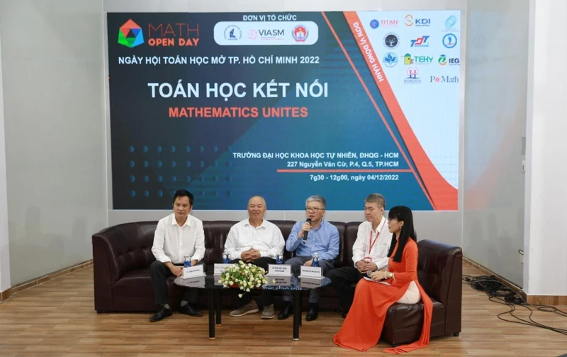 Các đại biểu tham gia tọa đàm tại Ngày hội Toán học mở. (Ảnh: Thế Anh).