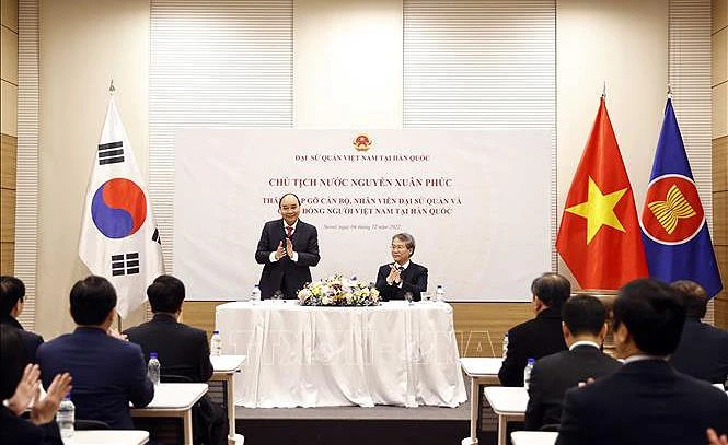 Chủ tịch nước Nguyễn Xuân Phúc gặp gỡ, nói chuyện với cán bộ nhân viên Đại sứ quán và đại diện cộng đồng người Việt Nam tại Hàn Quốc. (Ảnh: TTXVN) 
