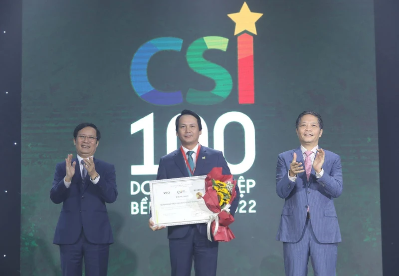 Ông Trần Long - Phó Tổng Giám đốc BIDV - đại diện ngân hàng lên nhận giải thưởng.