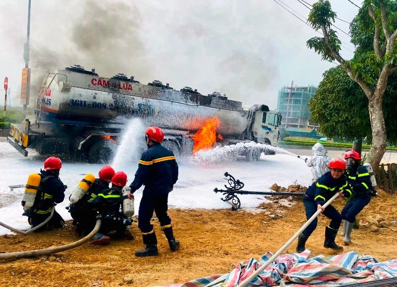 Lực lượng chuyên nghiệp nỗ lực dập tắt đám cháy trên xe chở nhiên liệu