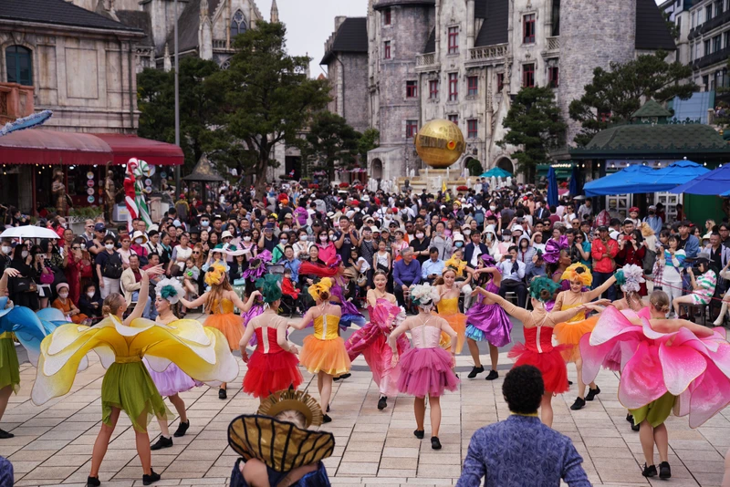 Khách du lịch thưởng thức màn trình diễn đặc sắc tại khu du lịch Sunworld Bà Nà Hill (Ảnh: CTV)