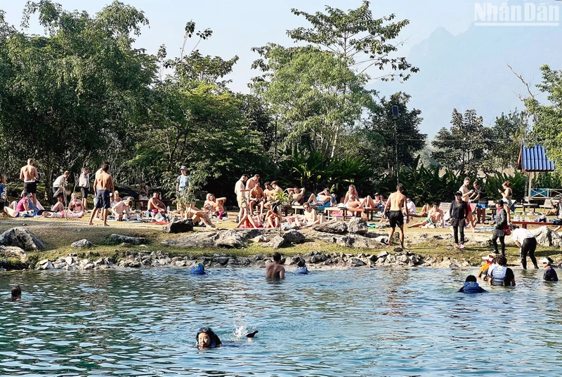 Thị trấn du lịch Vang Vieng với nhiều hoạt động du lịch khám phá thu hút đông đảo du khách nước ngoài. (Ảnh: Trịnh Dũng)