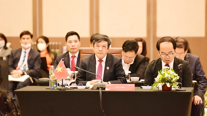 Thứ trưởng Văn hóa, Thể thao và Du lịch Việt Nam Đoàn Văn Việt cùng đoàn Việt Nam tại Hội nghị Bộ trưởng Du lịch ASEAN-Nga lần thứ 2. (Ảnh: Tổng cục Du lịch)