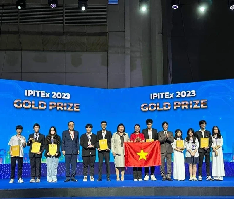 Đại diện những học sinh xuất sắc của đoàn Việt Nam nhận huy chương Vàng cuộc thi.