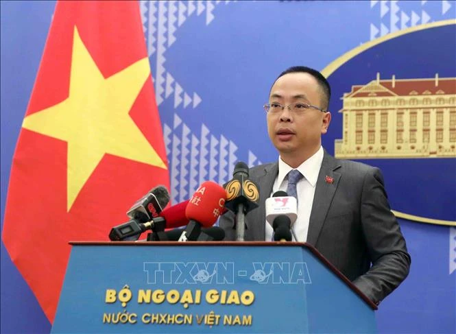 Phó Phát ngôn Bộ Ngoại giao Đoàn Khắc Việt tại buổi họp báo thường kỳ chiều 9/2 (Ảnh: TTXVN)