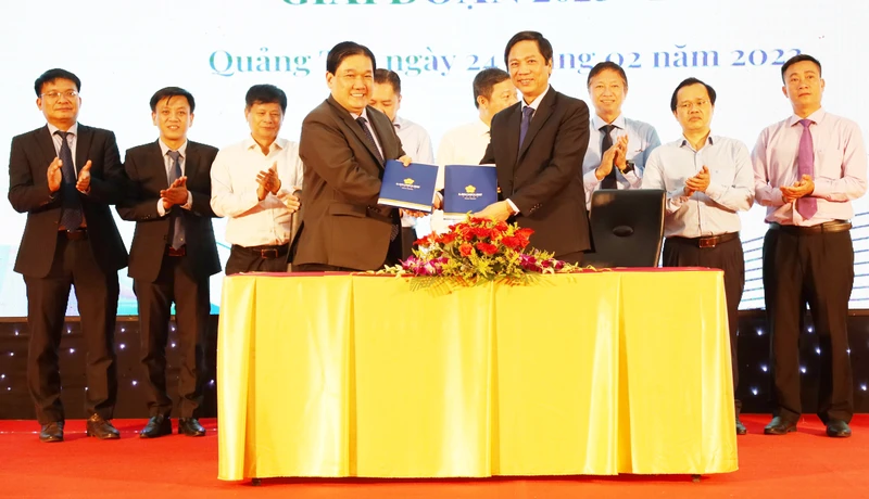 Lãnh đạo Ủy ban nhân dân tỉnh Quảng Trị và lãnh đạo Saigontourist Group ký kết bản thỏa thuận hợp tác phát triển du lịch giai đoạn 2023-2025. 