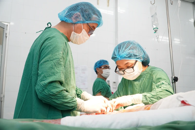 Bệnh viện Chợ Rẫy thực hiện ghép da cho bệnh nhân trong buổi sáng cùng ngày.