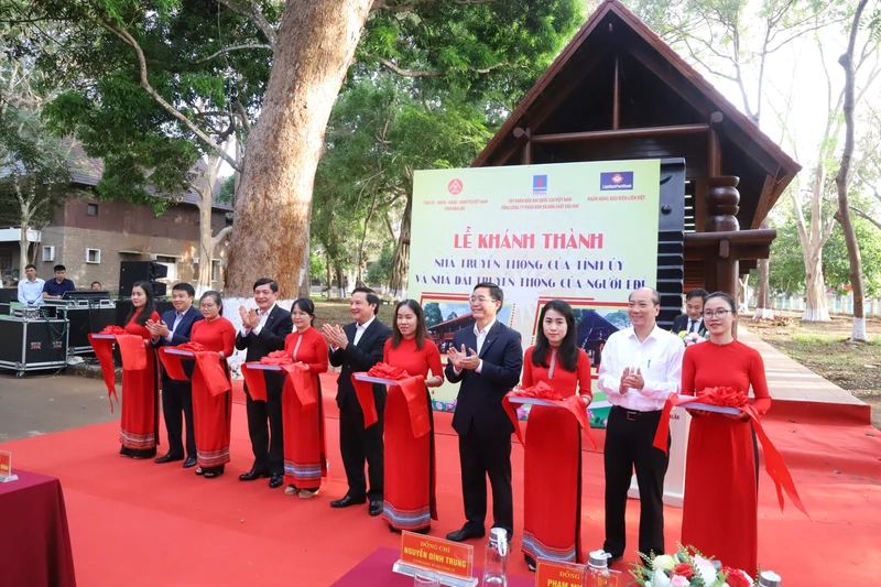 Phó Chủ tịch Quốc hội Nguyễn Khắc Định cùng lãnh đạo Văn phòng Quốc hội, Hội đồng Dân tộc của Quốc hội và tỉnh Đắk Lắk cắt băng khánh thành Nhà dài truyền thống của người Ê đê.