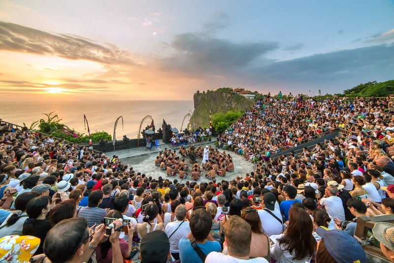 Du khách xem biểu diễn múa truyền thống Kecak tại đền Uluwatu, Bali. (Ảnh: TheJakartaPost)