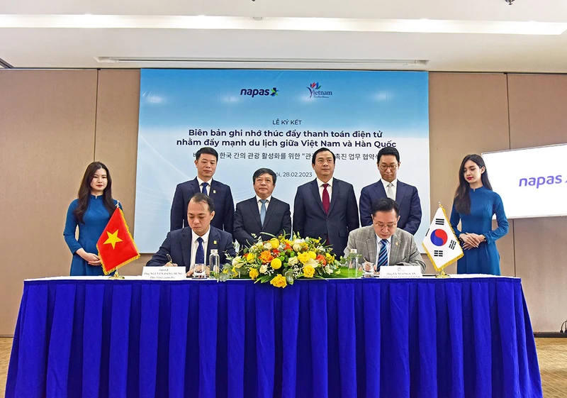 Các lãnh đạo chứng kiến lễ ký kết hợp tác giữa Văn phòng đại diện xúc tiến du lịch của Tổng cục Du lịch Việt Nam tại Hàn Quốc và Công ty cổ phần thanh toán quốc gia Việt Nam (Ảnh: Tổng cục Du lịch) 