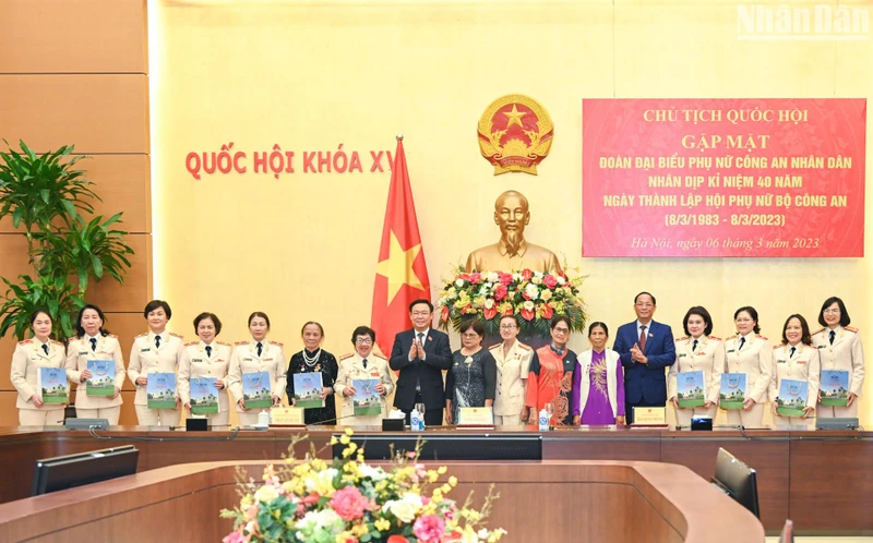 Chủ tịch Quốc hội Vương Đình Huệ trao quà lưu niệm cho các đại biểu tại buổi gặp mặt. (Ảnh: DUY LINH)