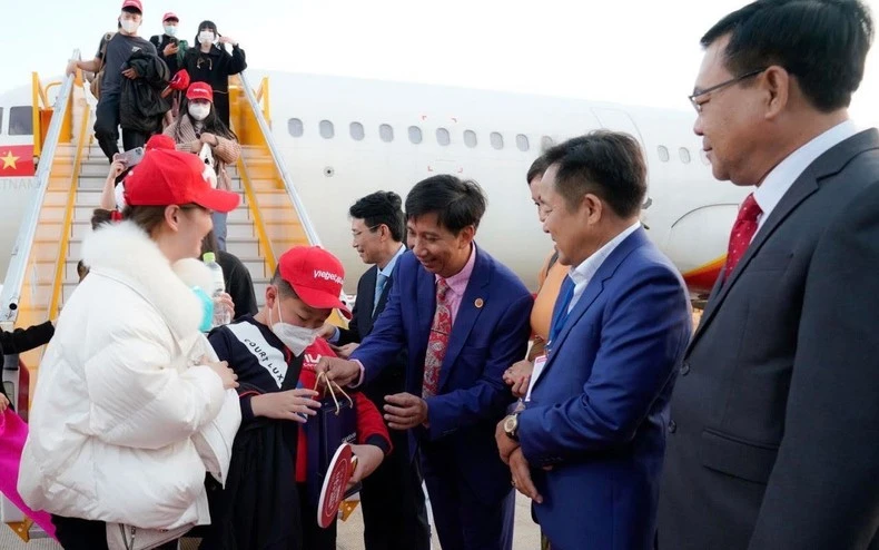 Đoàn khách du lịch từ Thành Đô (Tứ Xuyên, Trung Quốc) tới Khánh Hòa ngày 23/1/2023. (Ảnh: BND) 