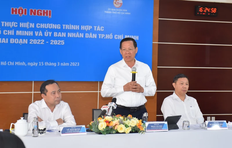 Đồng chí Phan Văn Mãi, Phó Bí thư Thường trực Thành ủy, Chủ tịch Ủy ban nhân dân Thành phố Hồ Chí Minh phát biểu tại hội nghị