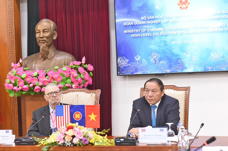 Phó Chủ tịch Cấp cao kiêm Giám đốc Điều hành Khu vực của US-ABC Michael Michalak phát biểu tại buổi làm việc. (Ảnh: Tổng cục Du lịch) 
