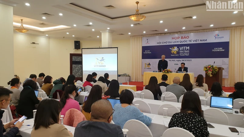 Toàn cảnh buổi họp báo. (Ảnh: T.LINH)
