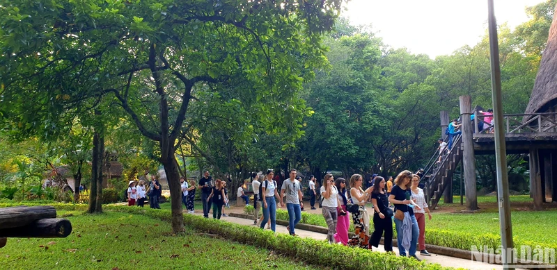Du khách tham quan Bảo tàng Dân tộc học. (Ảnh: T.LINH)