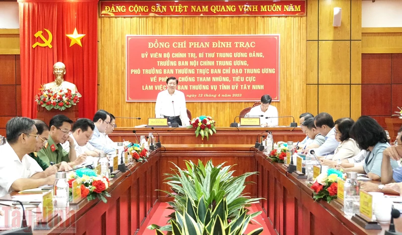 Đồng chí Phan Đình Trạc, Ủy viên Bộ Chính trị, Bí thư Trung ương Đảng, Trưởng Ban Nội chính Trung ương, Phó trưởng Ban chỉ đạo Trung ương về phòng, chống tham nhũng, tiêu cực kết luận buổi làm việc.