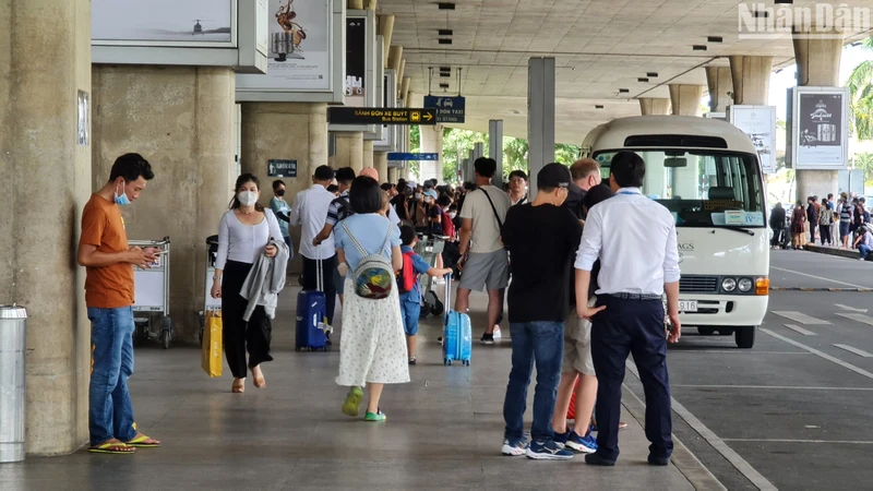 Nghỉ lễ dài ngày, các điểm du lịch khó tránh khỏi tình trạng đông đúc. 