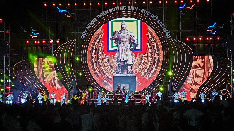 Quang cảnh khai mạc Lễ hội du lịch Bình Định năm 2023 với chủ đề “Quy Nhơn - Thiên đường biển - Rực rỡ sắc màu”. 