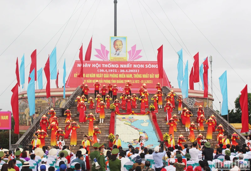 Một tiết mục biểu diễn tại Lễ Thượng cờ “Thống nhất non sông”.