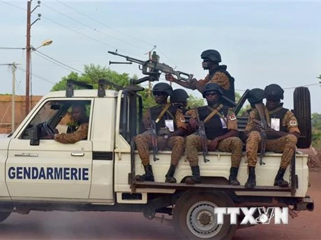 Binh sĩ Burkina Faso tuần tra tại thành phố Ouhigouya. (Ảnh: AFP/TTXVN)