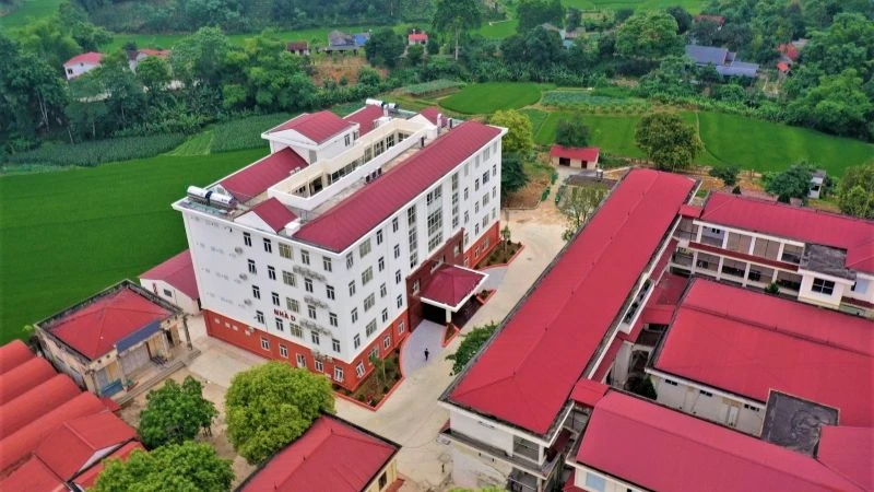 Nhà khám chữa bệnh - Bệnh viện Đa khoa huyện Định Hóa.