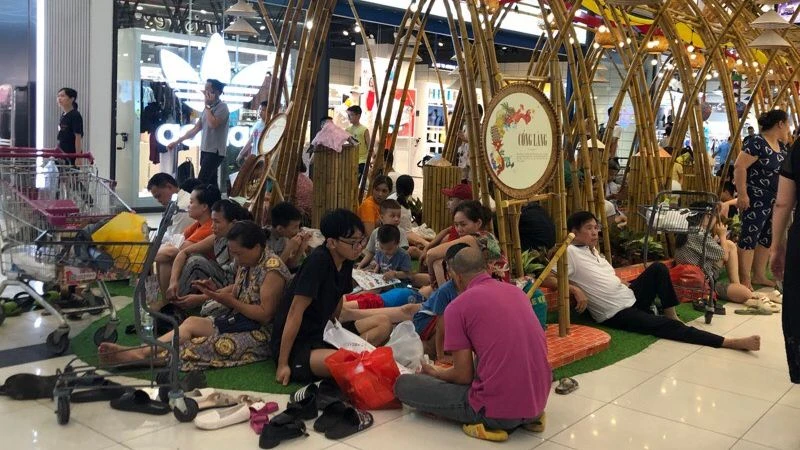 Nhà mất điện, người dân trốn nóng trong trung tâm thương mại. 