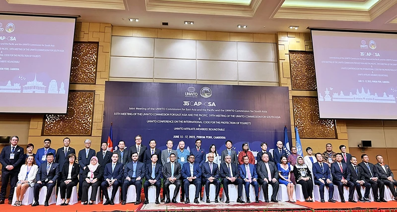 Các trưởng đoàn chụp ảnh lưu niệm tại Hội nghị. (Ảnh: Tổng cục Du lịch) 