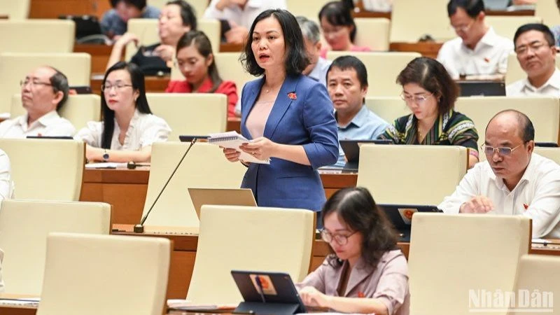 Đại biểu Huỳnh Thị Phúc (đoàn Bà Rịa-Vũng Tàu) góp ý kiến vào dự thảo Luật trong phiên thảo luận ở hội trường sáng 24/6. (Ảnh: DUY LINH)
