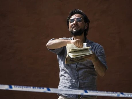 Đối tượng Salwan Momika bên ngoài một đền thờ Hồi giáo tại thủ đô Stockholm. (Nguồn: AFP)