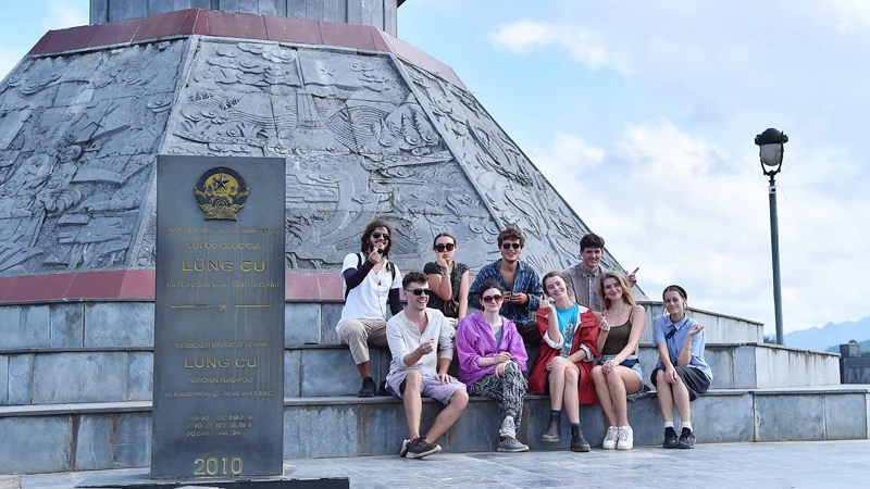 Du khách quốc tế check-in tại Cột cờ Lũng Cú, Hà Giang (Ảnh: THỦY NGUYÊN)