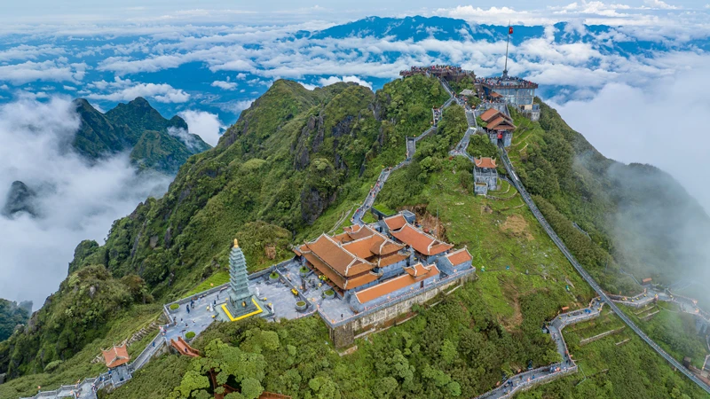  Quần thể văn hóa tâm linh Fansipan tọa lạc ở độ cao từ 2.900m đến 3.143m. 