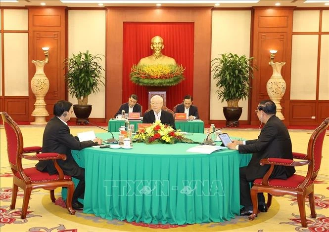 Tổng Bí thư Đảng Cộng sản Việt Nam Nguyễn Phú Trọng, Chủ tịch Đảng Nhân dân Campuchia (CPP) Samdech Techo Hun Sen và Tổng Bí thư Đảng Nhân dân Cách mạng Lào, Chủ tịch nước Lào Thongloun Sisoulith tại cuộc gặp cấp cao Việt Nam-Campuchia-Lào. (Ảnh: TTXVN) 