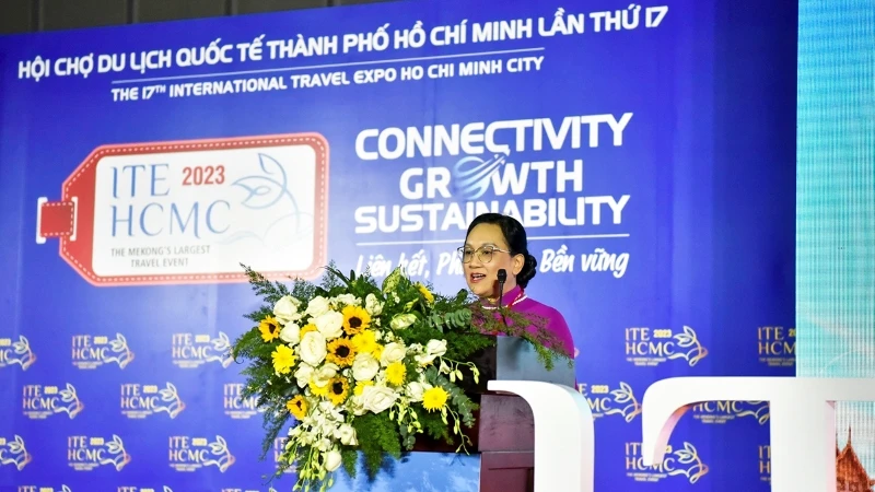 Bà Nguyễn Huyền Anh, Phó Giám đốc phụ trách Sở Du lịch Quảng Ninh phát biểu khai mạc chương trình. (Ảnh: Ban tổ chức) 