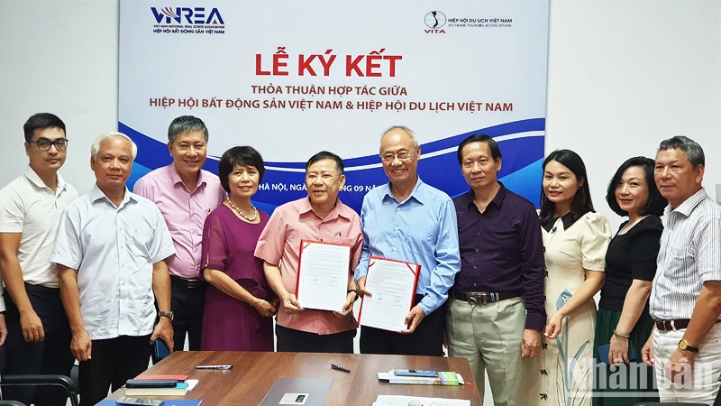 Hiệp hội Du lịch Việt Nam và Hiệp hội Bất động sản Việt Nam đã ký kết thỏa thuận hợp tác vào chiều 26/9 tại Hà Nội. (Ảnh: T.LINH)