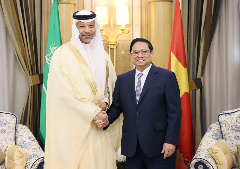 Thủ tướng Phạm Minh Chính và Phó Chủ tịch Điều hành Tập đoàn Aramco Yasser M.Mufti. (Ảnh: Dương Giang) 