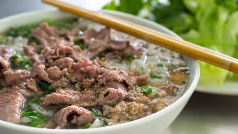 “Một tô phở bò chắc chắn sẽ chữa lành mọi bệnh tật của bạn” (Ảnh: CNN)
