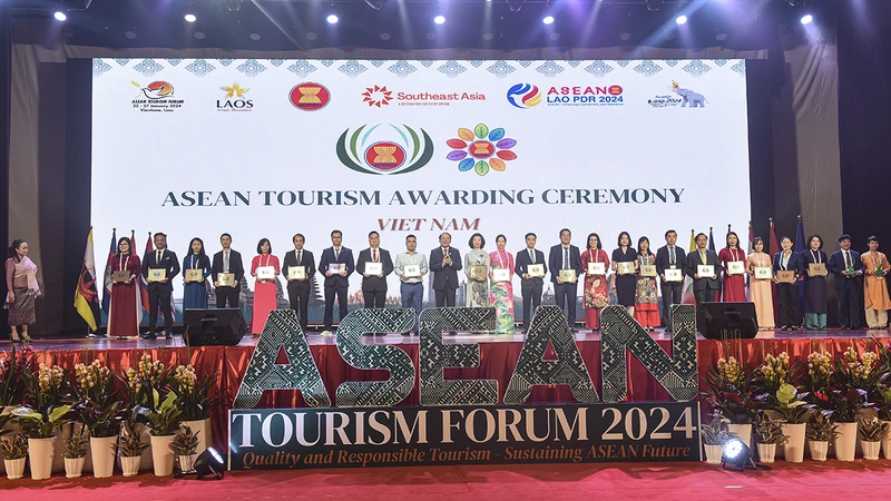 Bộ trưởng Nguyễn Văn Hùng trao Giải thưởng Du lịch ASEAN 2024 cho các địa phương, đơn vị của Việt Nam. (Ảnh: Cục Du lịch Quốc gia Việt Nam)