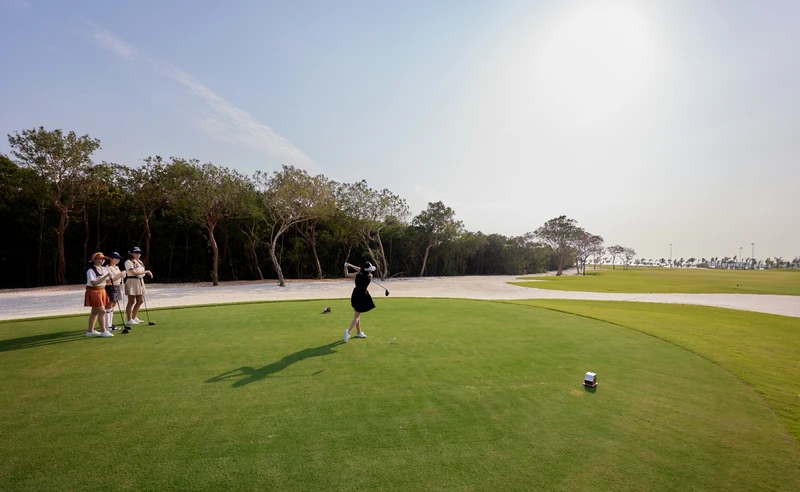 Khán giả được theo dõi những cú đánh bóng điệu nghệ tại hai sân golf đẳng cấp hàng đầu.