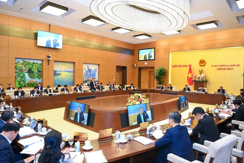 Phiên họp Ủy ban Thường vụ thảo luận dự thảo Luật Thủ đô (sửa đổi). (Ảnh: DUY LINH)