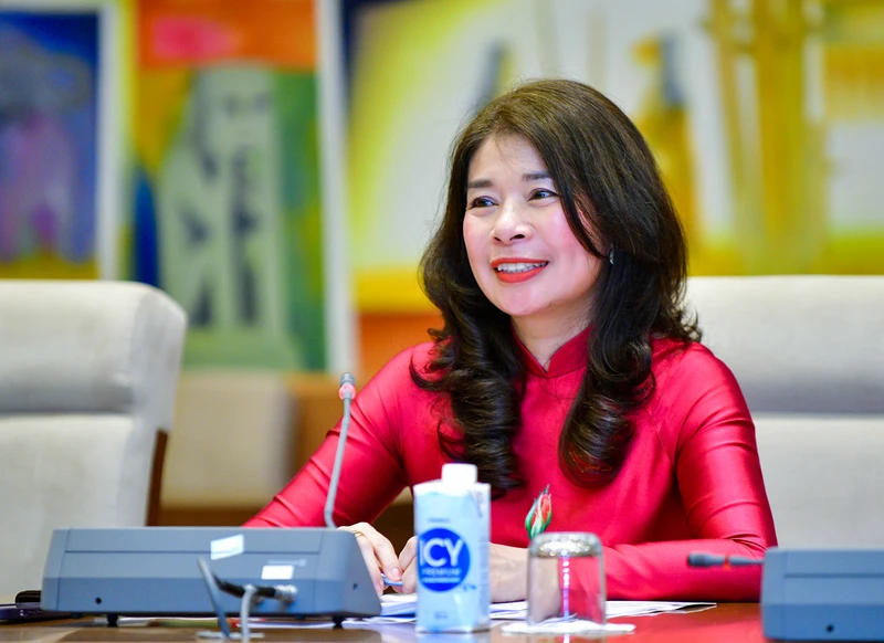 Phó Chủ nhiệm Ủy ban Đối ngoại của Quốc hội Lê Thu Hà trả lời phỏng vấn báo chí trước chuyến thăm. (Ảnh: DUY LINH)