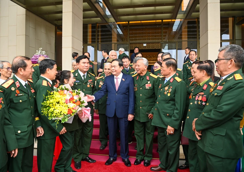 Chủ tịch Quốc hội Trần Thanh Mẫn với Đoàn đại biểu người có công Trung đoàn 271 Quân khu Trị Thiên. (Ảnh: DUY LINH)